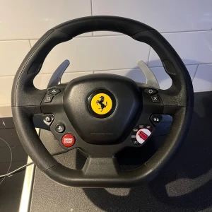 Thrustmaster T80 Ferrari 488 GTB Edition - Thrustmaster T80 Ferrari 488 GTB Edition racerratt och pedaler för PlayStation och PC. Realistisk B:10-replika med officiell Ferrari-licens, flera knappar och paddlar. Komplett med originalkartong, i mycket fint skick utan synligt slitage. Väldigt skön och köra med har använts ett få tal gånger men väldigt bra skick på den. Pris kan diskuteras.