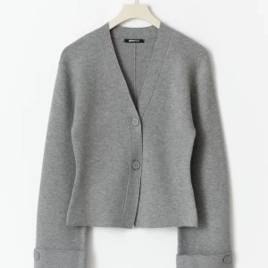 Kofta med knappar  - Säljer denna helt nya jättefina koftan med knappar från Gina Tricot! Säljer då den inte kommer till användning. Nypris 460, mitt pris 399 Endast använd en gång på sista bilden💕