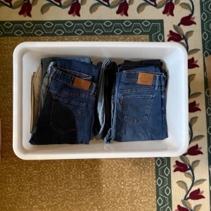 25 par jeans - Jag säljer nu denna lådan med 25 par jeans då de bara ligger och tar plats.  Perfekt för dig som vill sälja kläder eller köpa till dig själv för ett bra pris.  Det är blandade storlekar.  De märken som ingår är: - Levi’s - 9 par - Lee - 8 par - Crocker Jeans - 2 par - Dobber - 1 par - Gina Tricot - 2 par - FIVE - 1 par  - nmsg - 2 par  Priset går att diskuteras.  Kan sälja jeansen separat  Fler foton fixas vid förfrågan då de inte får plats.