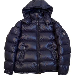 Moncler Maya navy blue - Moncler Maya herr. Storlek 4 / L. Nya säsongen. Som ny 9/10. Pris 7990kr finns att köpa på våran hemsida, Fashionels.com 