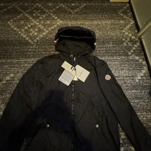 Moncler vindjacka  - Riktigt fin vindjacka, vid fler frågor elle bilder så är det bara skriva!