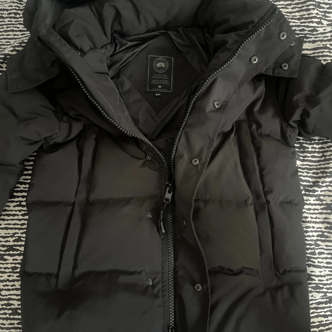 Svart dunjacka med päls från Canada Goose - 1