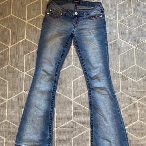 True religion - Supersnygga jeans. Lite slitna där nere, men annars i mycket bra skick 💞