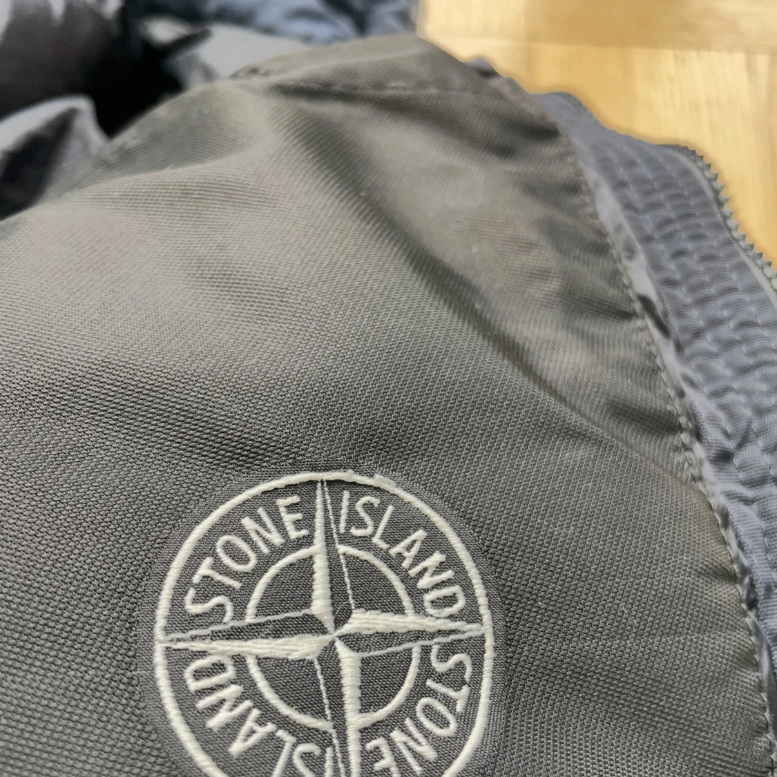 Mörkgrå pufferjacka från Stone Island - 2