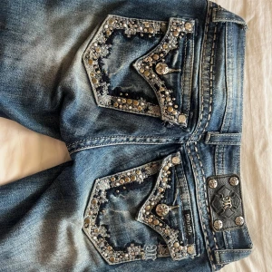 Miss Me jeans  - Säljer ett par blå, snygga Miss Me jeans med utsmyckning både fram och bak. Säljs pågrund av att dem är förstora, något som inte syns på bilderna. Jeansen är lågmidjade och straightleg/skinny, men kan nog sys om till bootcut om man så skulle vilja! Perfekt för dig som vill ha en trendig och unik look💕🤗
