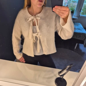 Vit stickad tröja med knytning - jättesöt