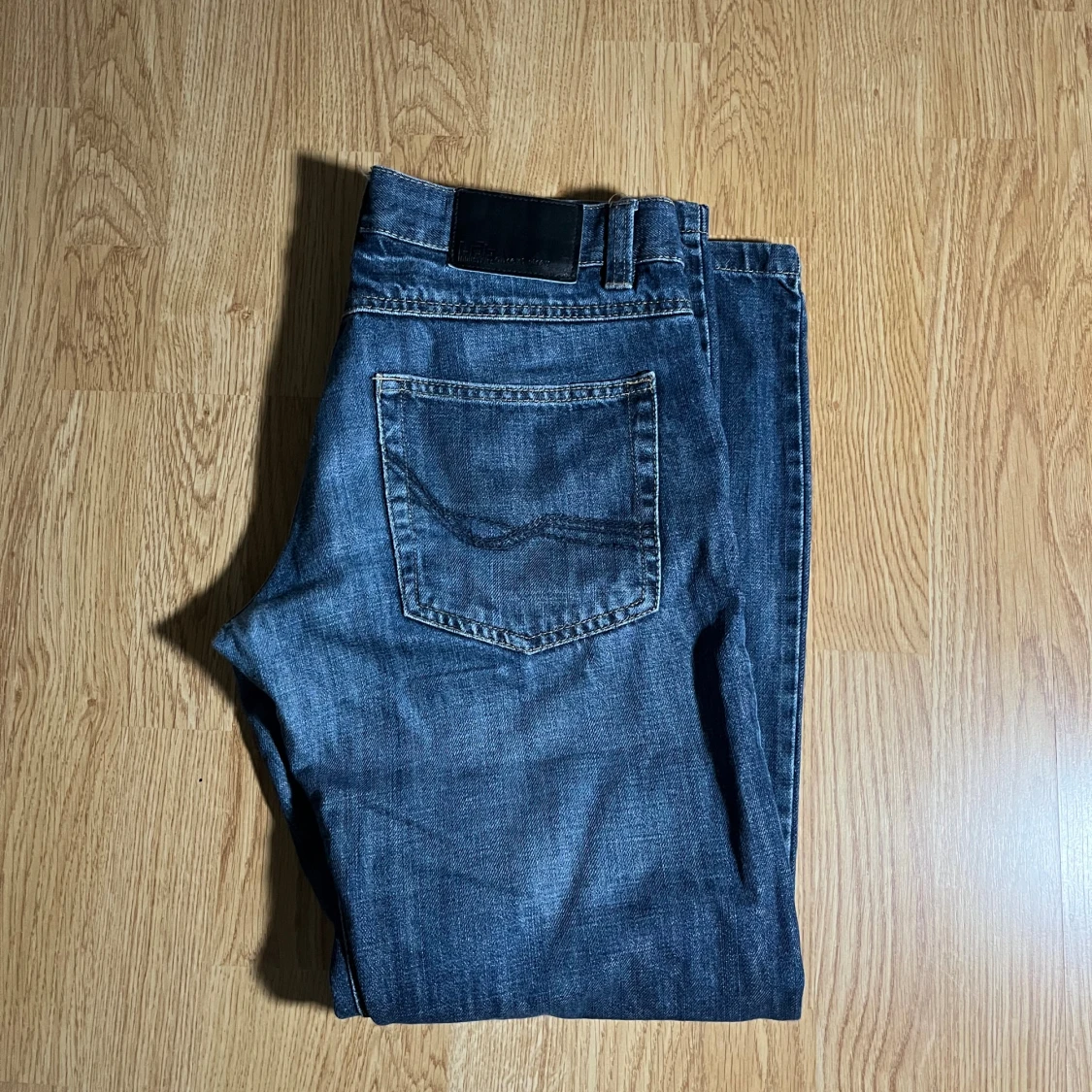 Ett par blåa jeans W38 L28