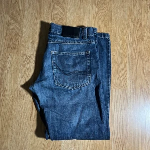 Ett par blåa jeans W38 L28 - rensar min garderob och hittade dessa snygga jeans.