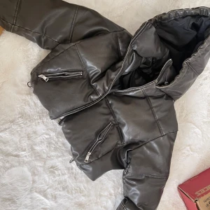 Zara Jacka - Superfin oanvänd croppad jacka ifrån Zara!