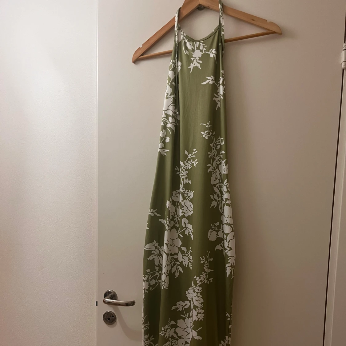 Grön blommig långklänning med volang - 1