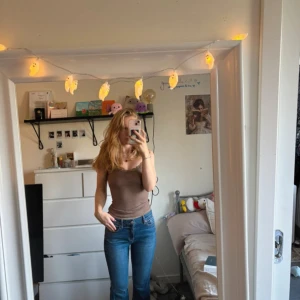 Snygga vintage jeans - Säljer ett par klassiska vintage jeans i blå denim. Modellen har rak passform, normal midja och femficksdesign. Jeansen har en snygg blå tvätt och är perfekta för en avslappnad och tidlös look. Passar dig som gillar ikoniska jeans med enkel stil.