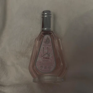 Lattafa Yara parfym 50ml  - Trendig parfym från Lattafa, Yara, i en 50ml flaska. Tillverkad i U.A.E. Perfekt för dig som vill sticka ut med en unik doft.