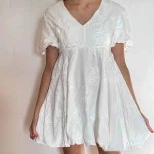 Vit klänning🤍 - Superfin klänning med puffärmar och detaljer av blommor🌷bara använd en gång. Perfekt till sommaren när det är midsommar eller studenten🫶🏼