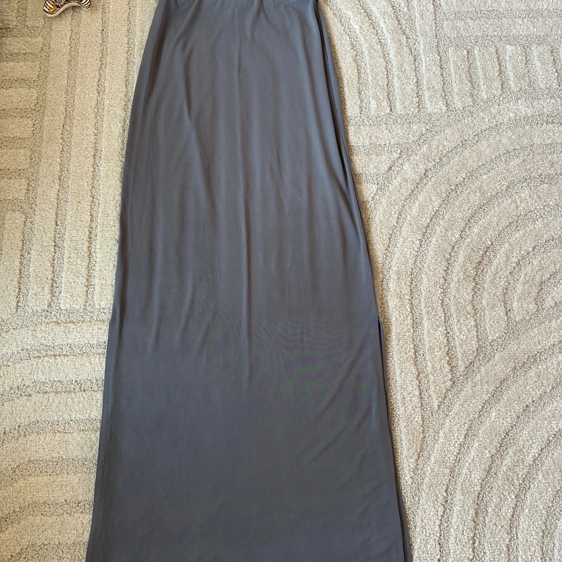 Grå långkjol i stretchigt material - 1