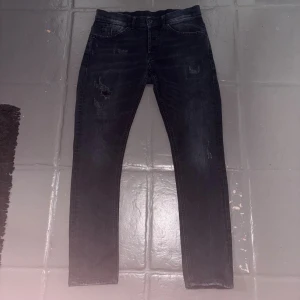 Dondup George - Säljer nu dessa riktigt feta Dondup George med riktigt snygga slitningar oxå, otroligt skick, storlek 33, hör av er vid funderingar, pris går även att diskutera vid snabb affär!!