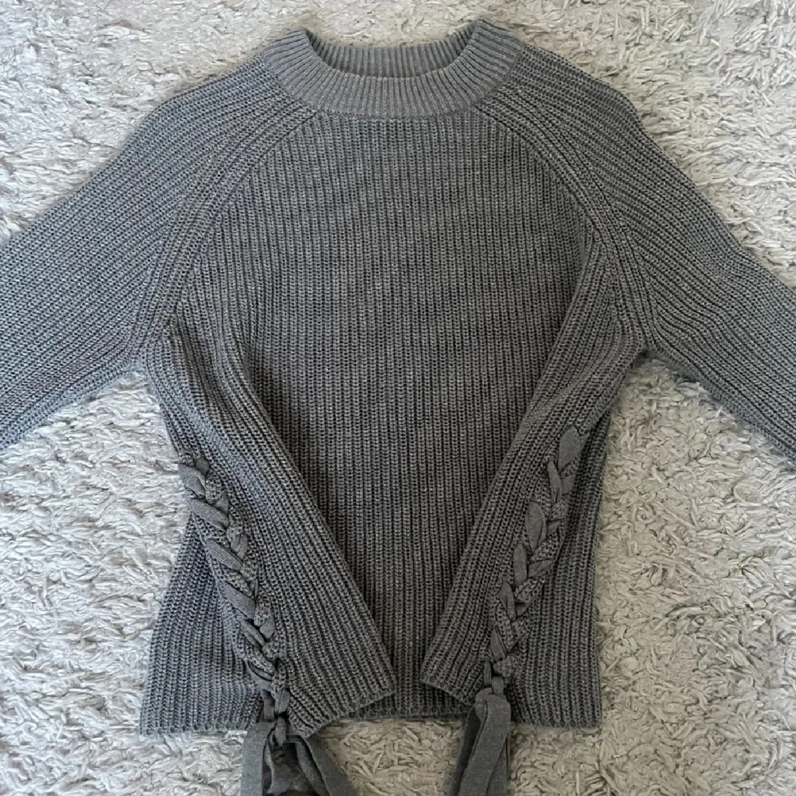 Grå stickad tröja med snörning