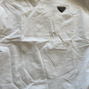 Vit t-shirt från Prada  - Priset är ej hugget i sten, storlek L 
