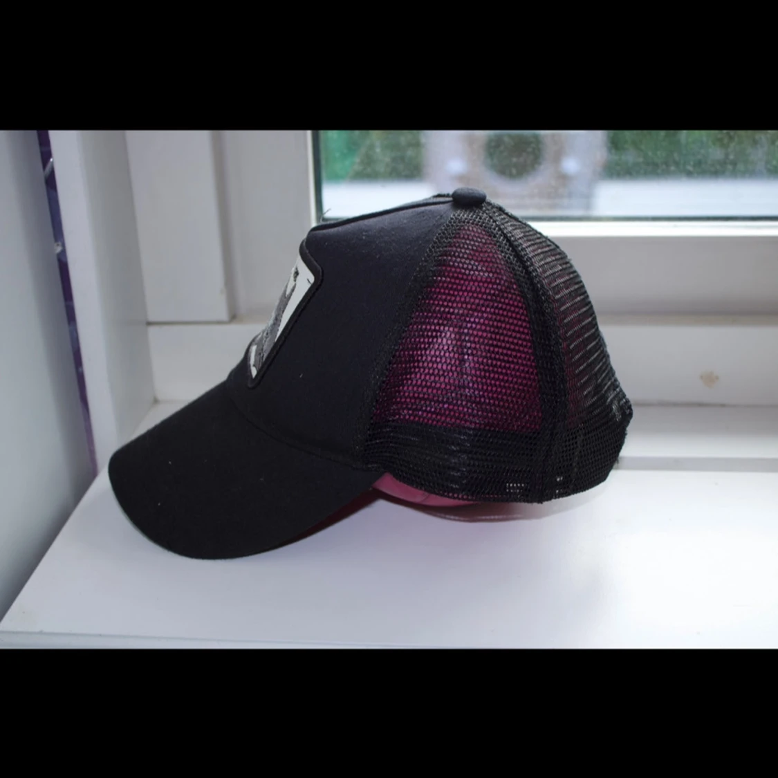 Svart keps med hajmotiv - 1