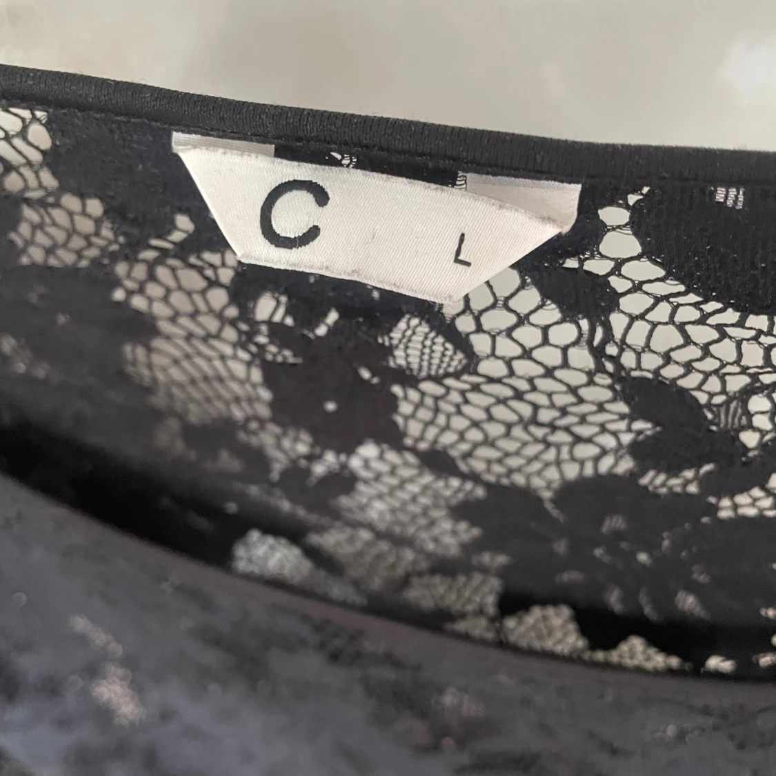 Svart spetsblus med blommönster - 2