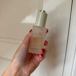 CAIA Activating Serum 30 ml - Säljer ett CAIA Activating Serum, använd några gånger, skrolla till andra bilden för att se mängden i flaskan🩷🩷