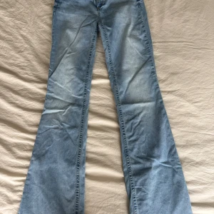 Low waist jeans Nelly  - Supersnygga cut off low waist jeans från Nelly 🩷storlek 36