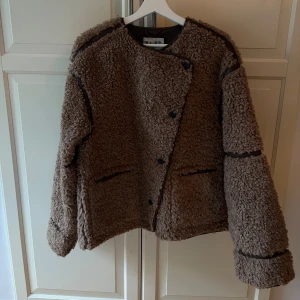 Jacka Nakd - säljer min helt oanvända vinter/höstjacka från Nakd. Från förra årets kollektion som är helt slutsåld. Säljs i storlek 38 med en lite oversized passform. Funkar för  både en storlek upp men även ner beroende på vilken passform man är ute efter. 