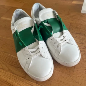 Valentino Garavani Skor  - Sjukt Snygga Valentino Garavani Open. Det är självklart äkta men har inte box då jag slarvat bort den. Skick 7/10. De är att, de är lite trasiga snören på båda skorna syns på bilderna. Finns även lite små repor men det är inget som syns eller märks av när man använder det. Hör av dig vid vid minsta fråga eller fundering! 😃 