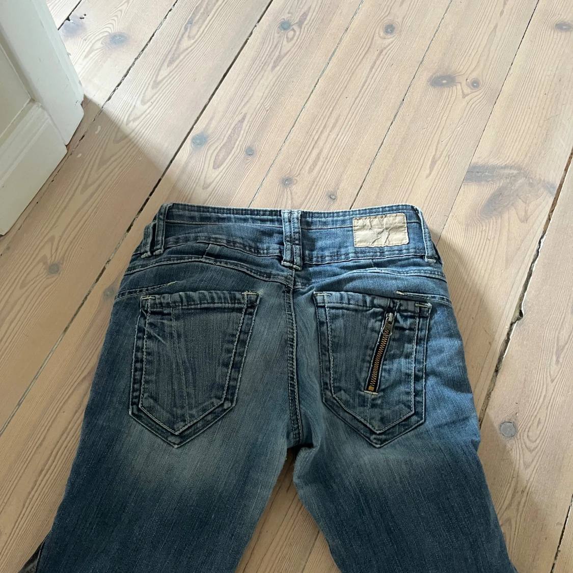 Lågmidjade blå jeans pris kan diskuteras!!! - 2