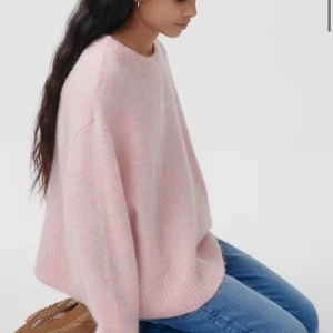 Rosa stickad tröja  - Rosa stickad tröja från Gina Tricot young i storlek 170/s. Tröjan är i fint skick och nästan helt oanvänd. Helt slutsåld på hemsidan.