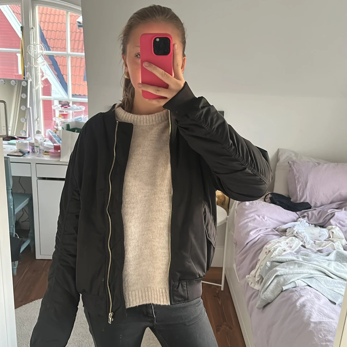 Svart bomberjacka med rosa foder