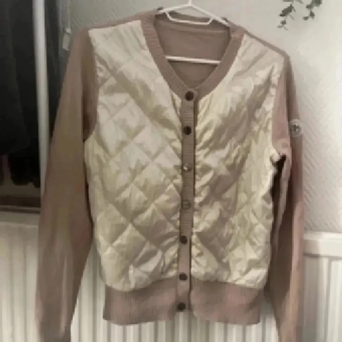 Quiltad beige kofta från Beaumont