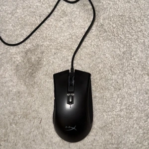 HyperX Pulsefire FPS Pro - HyperX Pulsefire FPS Pro gamingmus med kabel, RGB-belysning och extra sidoknappar. Ergonomisk design med gummigrepp för komfort. Musen är i gott skick med minimalt synligt slitage, perfekt för gaming och precisionsarbete.