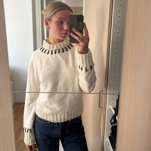 Stickad tröja från Zara  - Stickad tröja från Zara med detaljer (se bilder). Använd med bra skick! 