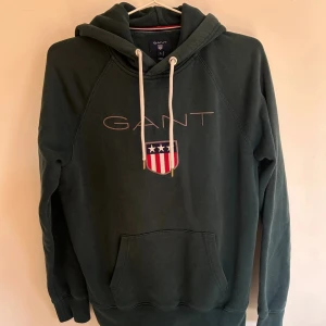 GANT hoodie - Snygg mörkgrön hoodie från GANT. Nypris 1600 kr. Först till kvarn😁