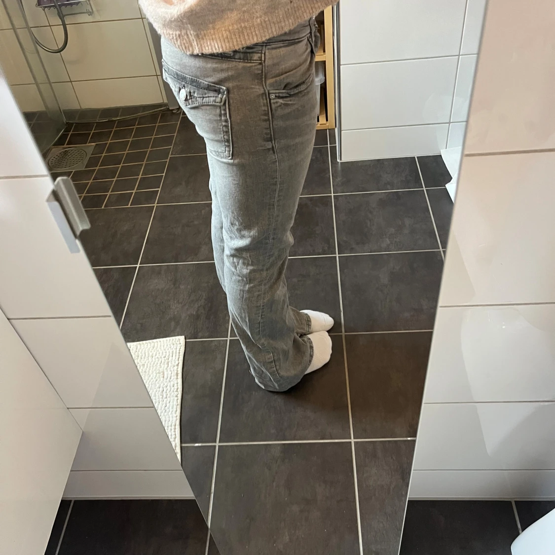 Grå bootcut jeans med fickdetaljer - 1