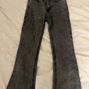 Gråa jeans - Mörkgråa jeans från Gina Tricot, sitter bra i storlek