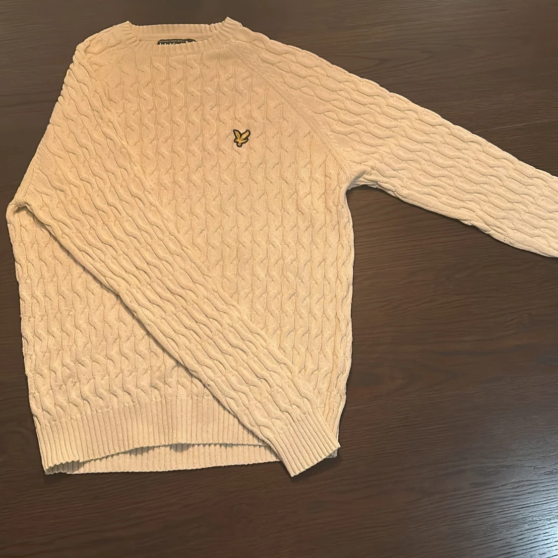 Beige kabelstickad tröja Lyle & Scott