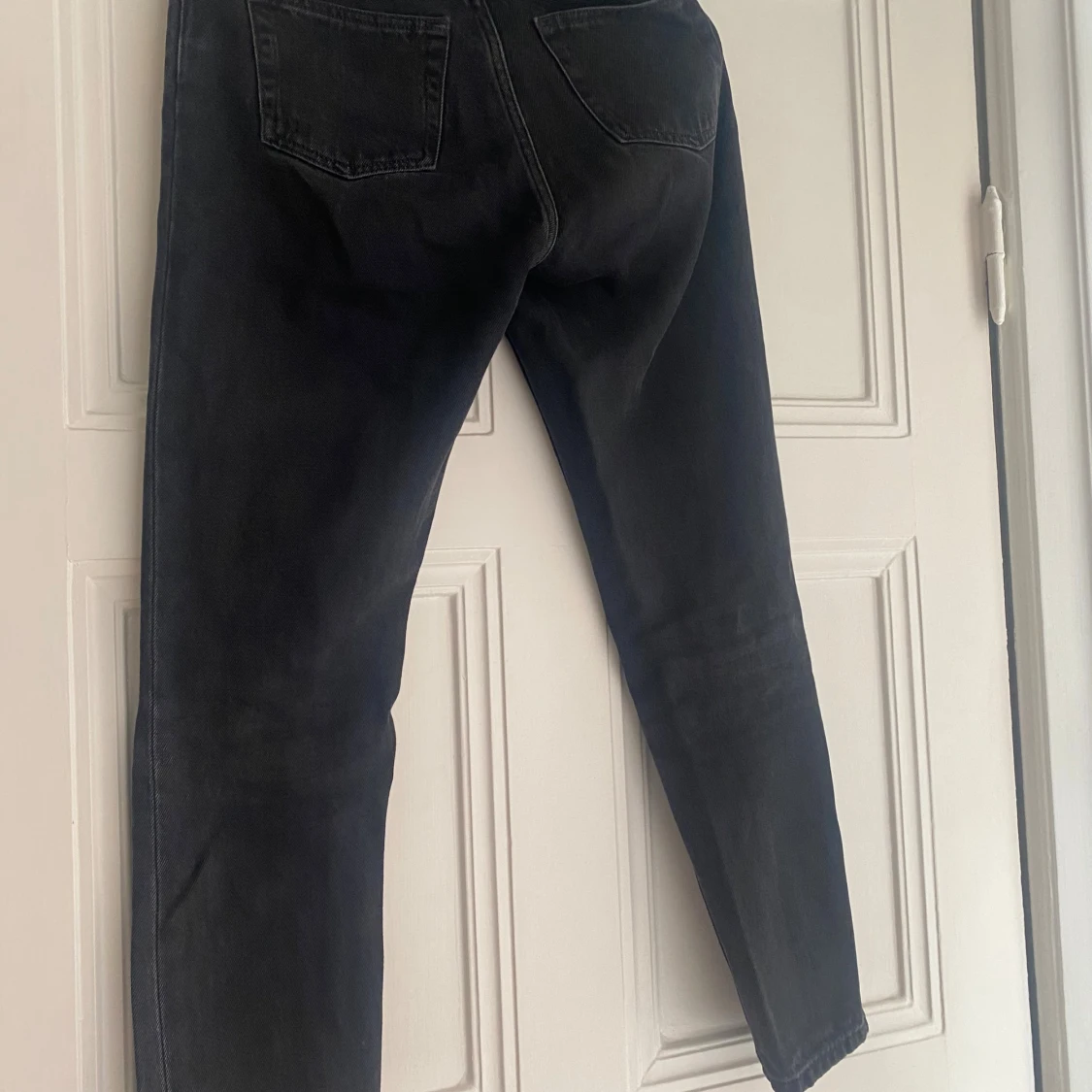 Svarta raka jeans från Monki, stl 26 - 1