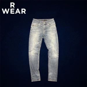 Tiger of Sweden jeans - Säljer nu ett par Tiger of Sweden jeans👖                                                              Storlek: 30/32, Skick: 8/10 (Har en slitning som sitter mellan benen), Nypris: 1599kr, Vårat pris: 179kr, Modellen är evolve vilket är en slim modell men är den blandning av slim/straight. Skriv vid minsta fråga, Fraktar alltid inom 48h efter köp📦