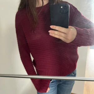 Stickad tröja (vinröd) 🍂🧡 - Mysig burgundy tröja från H&M i storlek XS (passar mig som är S/M). 🍁Perfekt tillägg till höstgarderoben! 🎃 Originalpris=150kr, använt 2 gånger.
