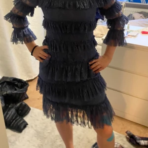 Marinblå spetsklänning By Malina  - Supersnygg marinblå kortklänning från By Malina i storlek S. Perfekt för alla möjliga tillfällen. Lite krånglig dragkedja men den är hel och fungerar. Använd fåtal gånger. Köpt för 2000 men kan absolut diskutera pris❤️