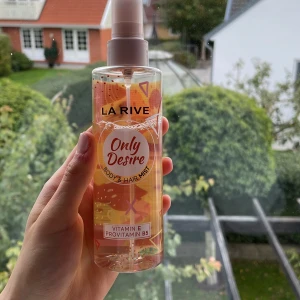 Only Desire Body & Hair Mist - Fräsch body & hair mist med vitamin E och provitamin B5. Perfekt för dig som vill ha en snabb boost och fräsch känsla under dagen. Enkel att ta med och använda när som helst.  Använt typ en femtedel av den. Säljer för 50 kr köpte för 100 kr. 200 ml. Påminner om sol de Janeiro 62