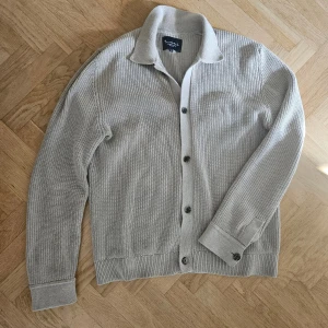 Cardigan med knappar - Säljer denna helt nya cardigan, nypris 1000, mitt pris 650, perfekt till våren. Priset är diskuterbart vid snabb affär💯💸