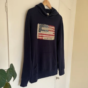 Ralph Lauren Hoodie USA  - Tjena säljer nu min galet feta och eftertraktade Ralph Lauren hoodie! Den är i utmärkt skick och går ej att få tag på längre ‼️ Skriv vid minsta fundering 👊🏻