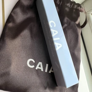 CAIA Waterproof Mascara - CAIA Waterproof Mascara. Kommer i originalkartong plomberad med tillhörande brun satinpåse🤎