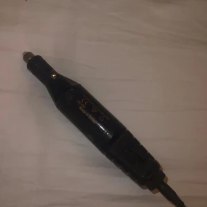 Elektrisk nagelfil USB - Elektrisk nagelfil för manikyr och pedikyr, drivs via USB. Justerbar hastighet med reglage, passar för både hemmabruk och salong. Svart färg, synligt i gott skick utan större slitage. Perfekt för nagelvård och formning.