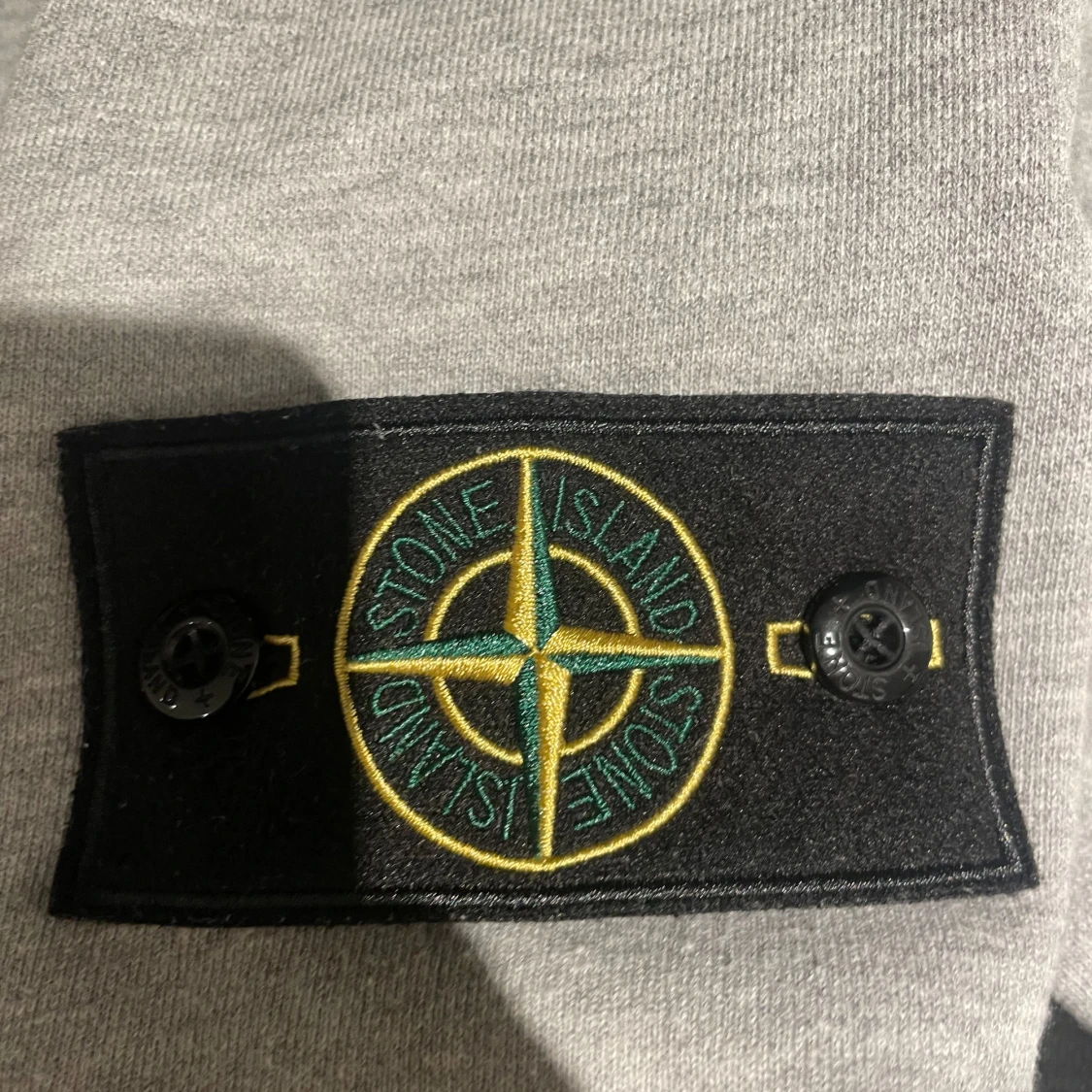 Grå hoodie från Stone Island - 2