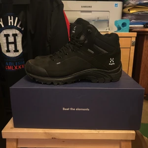 Haglöfs skor - Säljer dessa i princip helt nya Haglöfs skor i storlek 43 1/3, skorna är i jätte bra skick, dem är bara lite smutsiga från min kamping annars är dem i princip nya. Pris kan diskuteras!! Tveka inte att skriva!!