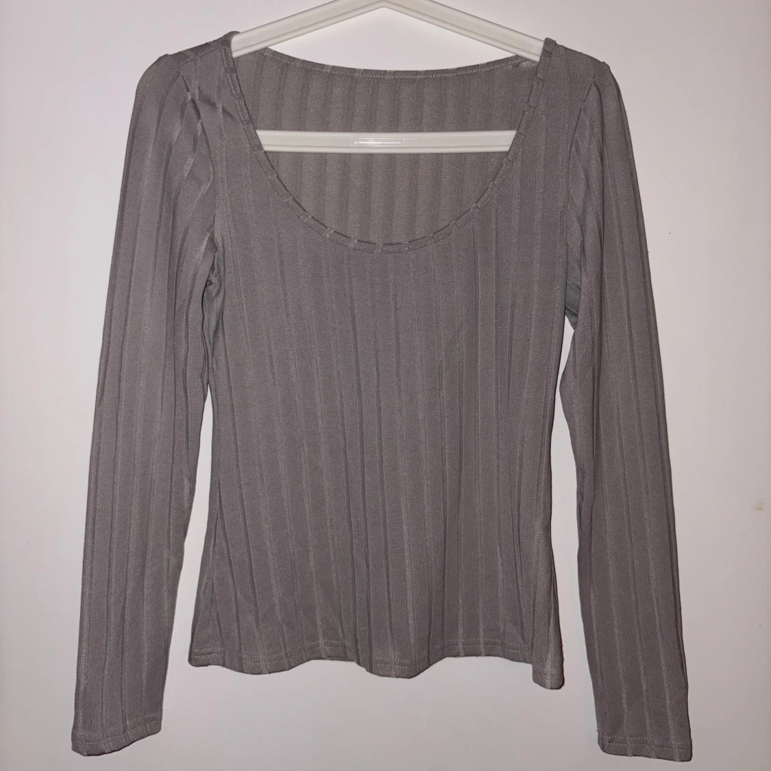 Grå ribbad långärmad topp