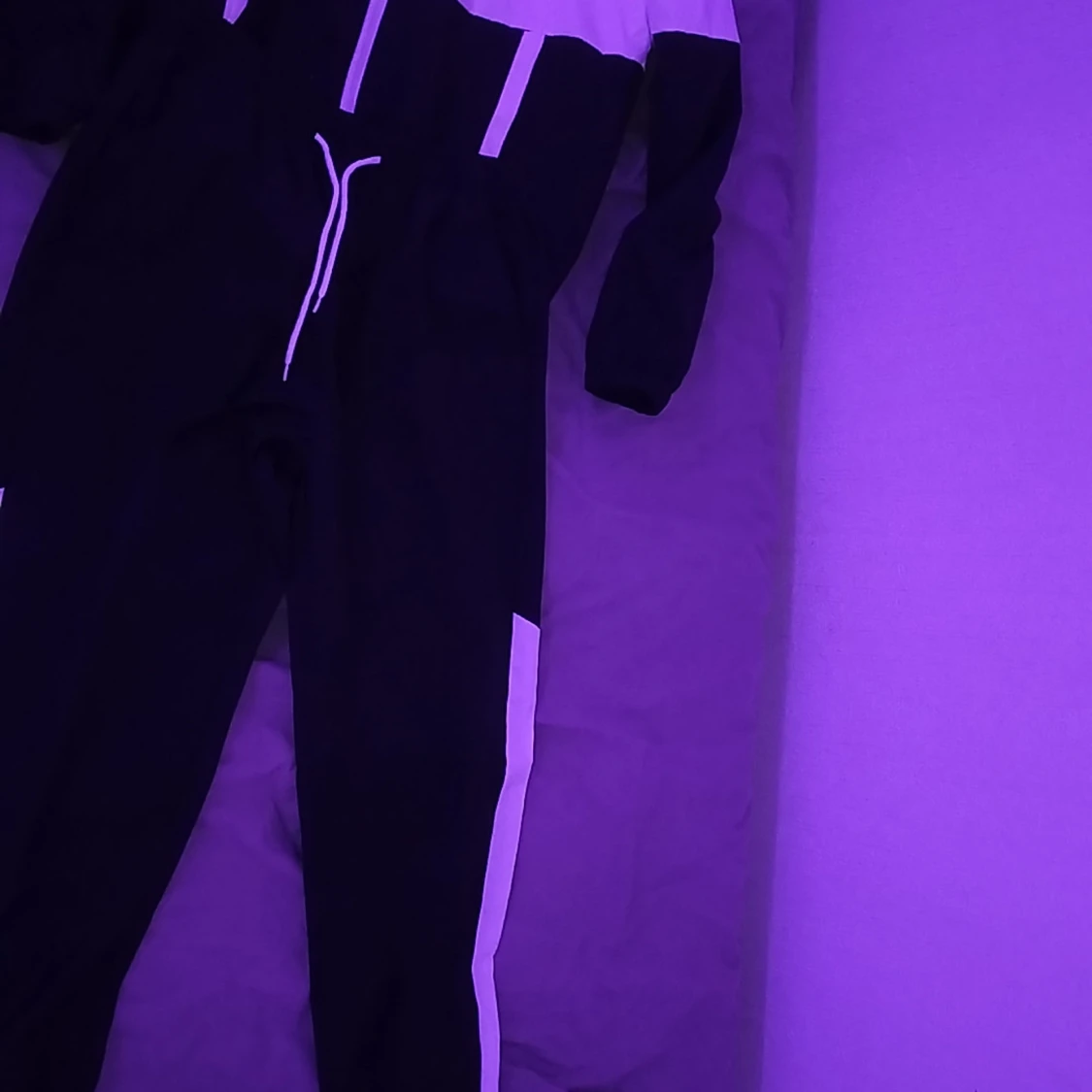 Svart och vit vindjacka med huva